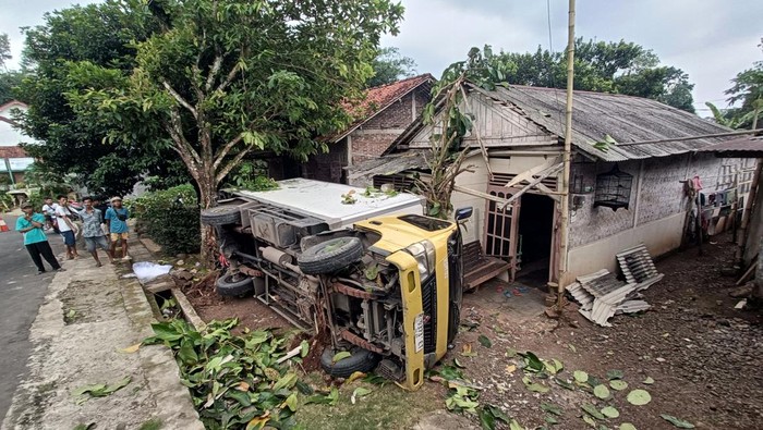 Kondisi truk boks bermuatan es batu kristal yang terguling dan menimpa sepeda motor diduga karena tak kuat nanjak di Banyumas, Kamis (26/3/2026).