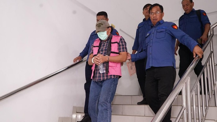 Mantan kepala Kantor Syahbandar dan Otoritas Pelabuhan (KSOP) Rivolino saat di bawa ke Rutan Tanjung Gusta, Medan (26/3/2026)