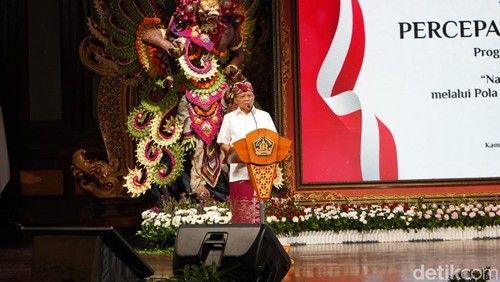 Gubernur Bali Wayan Koster dalam acara percepatan pelaksanaan program pembangunan daerah berlandaskan visi Nangun Sat Kerthi Loka Bali di Art Center, Kamis (26/3/2026). (Ahmad Firizqi Irwan/detikBali)
Atau