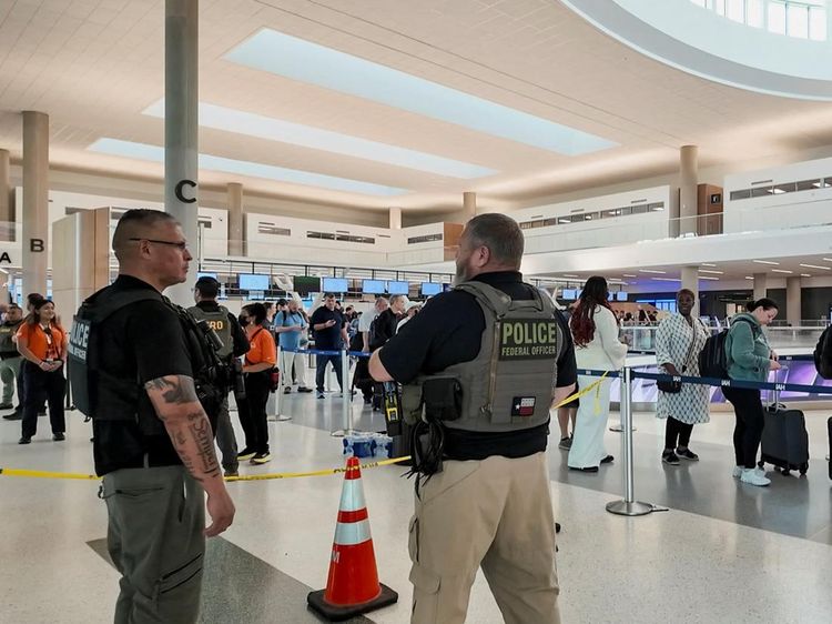 Krisis Petugas, Antrean Bandara Mengular hingga Bea Cukai Turun Tangan