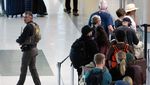 Krisis Petugas, Antrean Bandara Mengular hingga Bea Cukai Turun Tangan