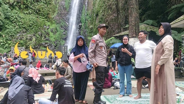 Kunjungan wisata ke Sedudo Nganjuk saat libur lebaran