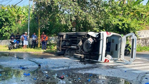 Bus yang terguling setelah terlibat lakalantas di Bypass Klungkung, Kamis (26/3/2026). (foto: Dok. Polres Klungkung)