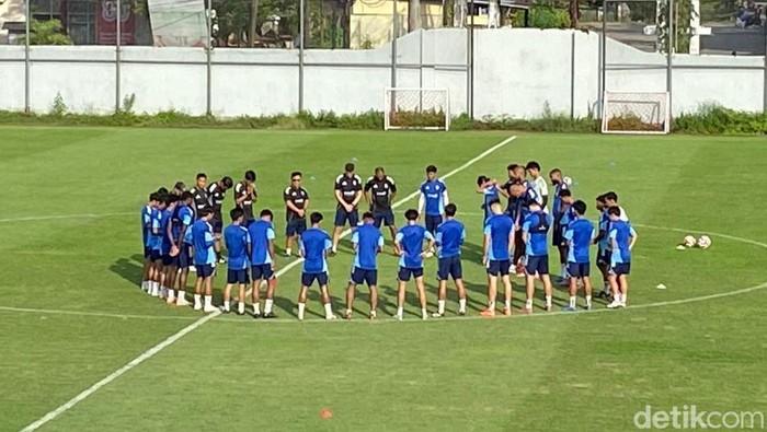 Latihan PSM Makassar di Stadion Kalegowa.