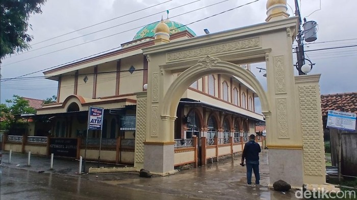 Lokasi penemuan dua mayat pria di atap masjid di Brebes, Kamis (26/3/2026).