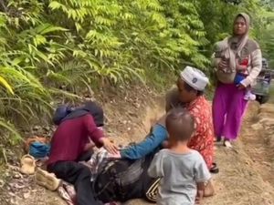 Akses ke Puskesmas Rusak, Ibu Hamil di Mamuju Melahirkan di Jalan