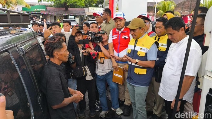 Menteri ESDM Bahlil Lahadalia, saat meninjau SPBU Bolon, Kecamatan Colomadu, Kabupaten Karanganyar, Kamis (26/3/2026).