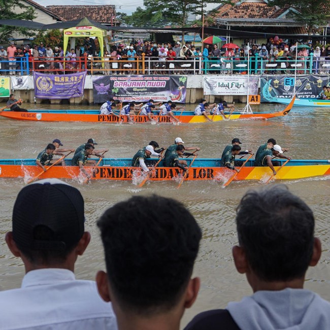 Meriah, Lomba Balap Perahu Dayung Tradisional Warnai Tradisi Syawalan di Batang