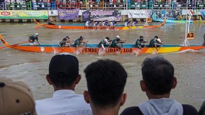 Meriah, Lomba Balap Perahu Dayung Tradisional Warnai Tradisi Syawalan di Batang