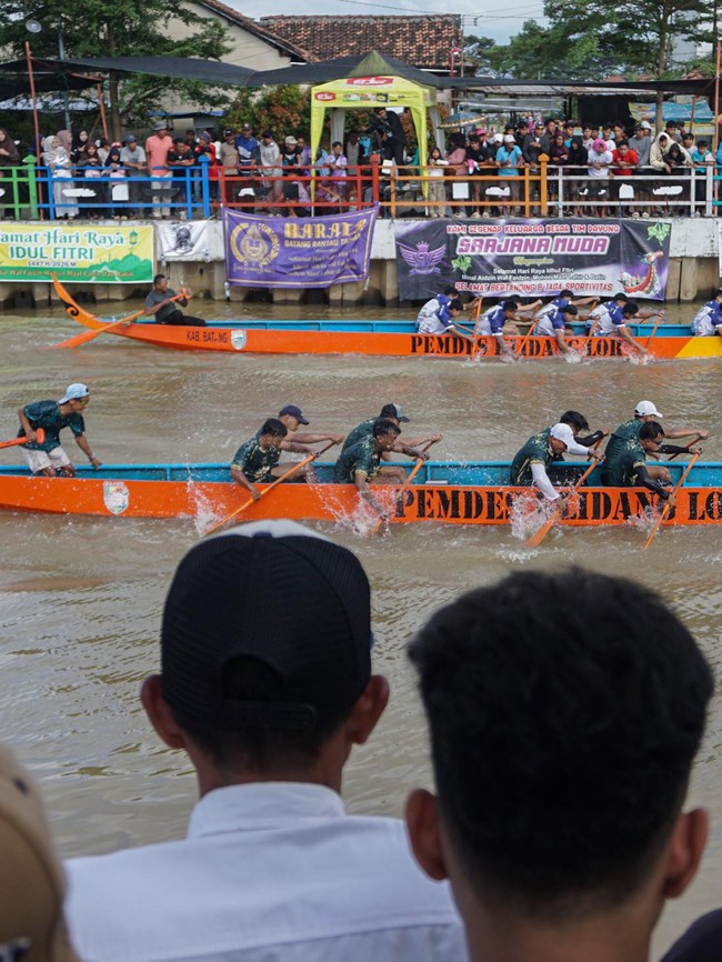 Meriah, Lomba Balap Perahu Dayung Tradisional Warnai Tradisi Syawalan di Batang