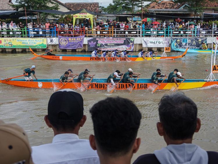 Meriah, Lomba Balap Perahu Dayung Tradisional Warnai Tradisi Syawalan di Batang