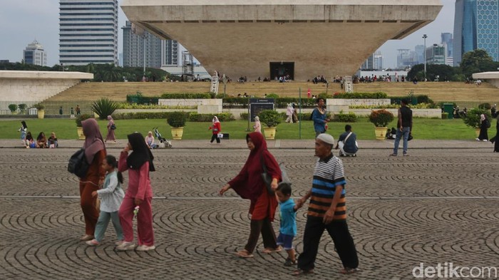 Warga menikmati taman kota di kawasan Monumen Nasional (Monas), Jakarta, Kamis (26/3/2026).