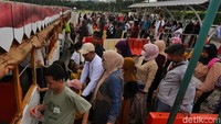 Pengunjung dapat menikmati berbagai fasilitas seperti kereta keliling dan area taman terbuka.