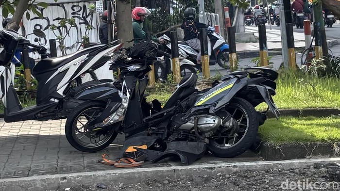 Motor korban kecelakaan kereta masih berada di pos perlintasan kawasan Frontage Jalan Ahmad Yani.