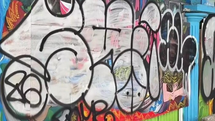 Mural di Palembang dirusak OTK.