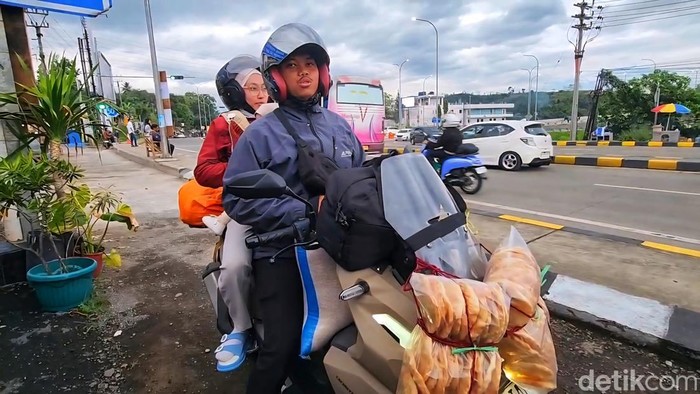 Nur Fallah membawa berbagai oleh-oleh khas kampung halamannya, tempuh 130 km bersama anak-istri