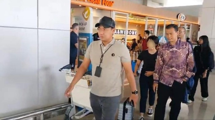 OJK mengamankan tersangka kasus dugaan tindak pidana perbankan