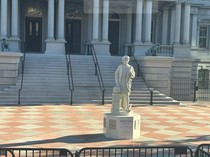 Potret Patung Columbus yang Muncul Usai Patung Titanic Trump-Epstein Heboh!