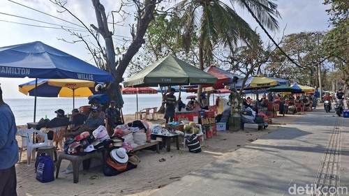 Deretan pedagang di Pantai Kuta, Badung, Kamis (26/3/2026).