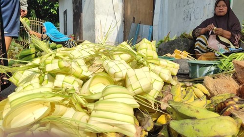 Pedagang ketupat di Pasar Dasan Agung, Mataram, Kamis (26/3/2026). (Nathea Citra/detikBali)