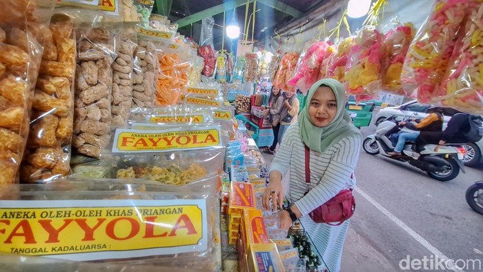 Pedagang Toko Gini atau Istiqomah Fayyola, Gini Raina (34), saat ditemui detikJabar, di Jalan Raya Lingkar Barat Nagreg, Kabupaten Bandung, Kamis (26/3/2026).