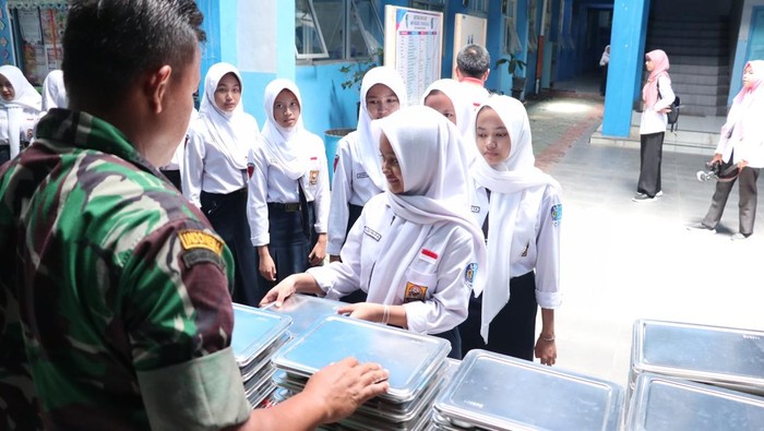 Pembagian MBG kepada siswa