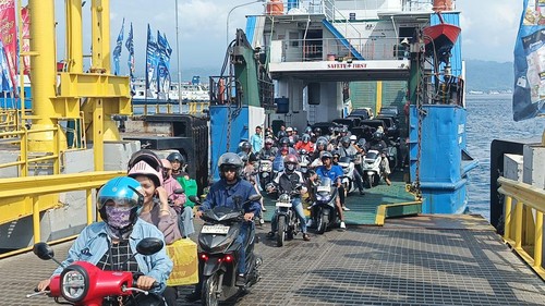 Pemudik keluar dari kapal di Pelabuhan Gilimanuk, Jembrana, Bali, Kamis (26/3/2026). (I Putu Adi Budiastrawan/detikBali)