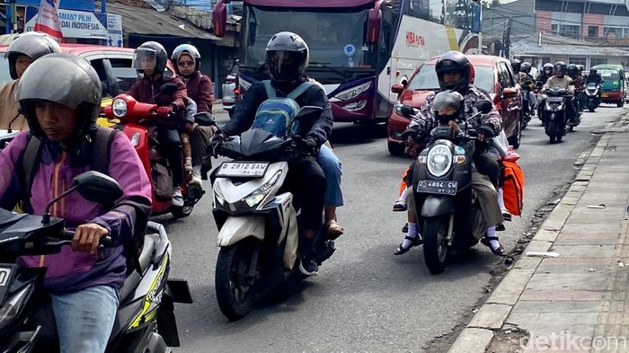 Pemudik motor lintasi Jalan Cileunyi-Cibiru