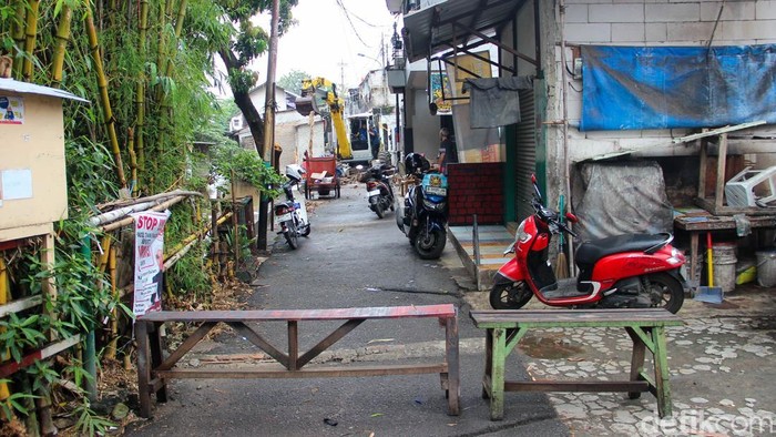 Satuan Pelaksana Sumber Daya Air (SDA) Kecamatan Kramat Jati terus menggenjot perbaikan turap longsor di bantaran Kali Baru, RT 03/02, Kelurahan Batu Ampar, Jakarta Timur. Hingga Kamis (26/3/2026), progres pekerjaan fisik di lokasi dilaporkan telah mencapai sekitar 70 persen.