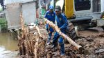 Penanganan Turap Longsor Kali Baru Dikebut dengan Bantuan Alat Berat