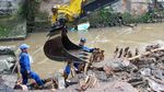 Penanganan Turap Longsor Kali Baru Dikebut dengan Bantuan Alat Berat
