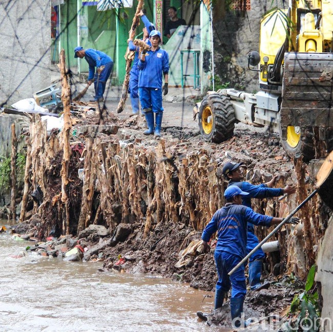 Penanganan Turap Longsor Kali Baru Dikebut dengan Bantuan Alat Berat