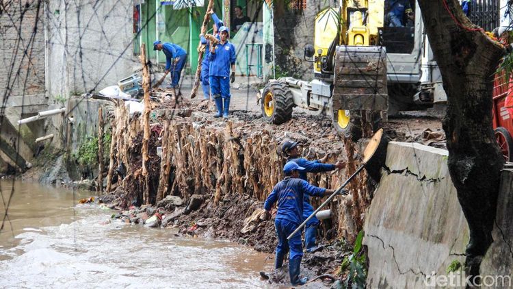 Penanganan Turap Longsor Kali Baru Dikebut dengan Bantuan Alat Berat