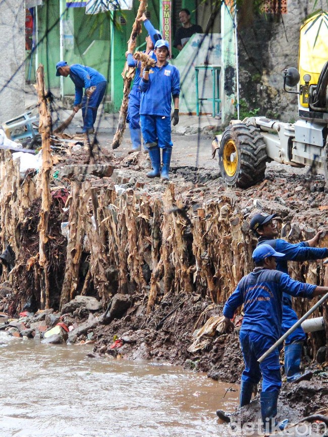 Penanganan Turap Longsor Kali Baru Dikebut dengan Bantuan Alat Berat