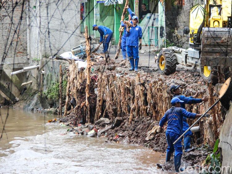 Penanganan Turap Longsor Kali Baru Dikebut dengan Bantuan Alat Berat