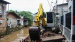Penanganan Turap Longsor Kali Baru Dikebut dengan Bantuan Alat Berat