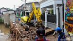 Penanganan Turap Longsor Kali Baru Dikebut dengan Bantuan Alat Berat
