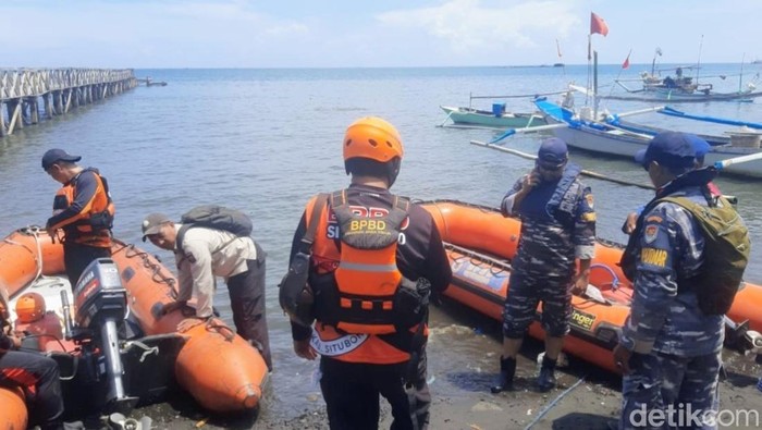 Pencarian penumpang kapal yang hilang dan tenggelam di Situbondo