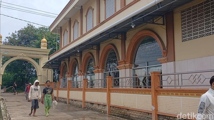 Masjid Miftakhul Jannah di Pengaradan, Tanjung, Brebes. Lokasi ditemukannya 2 pria dalam kondisi membusuk, Rabu (25/3/2026).