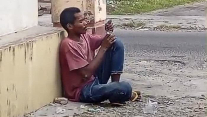 Viral di media sosial, seorang pria diduga sedang mengisap narkoba jenis sabu di pinggir Jalan Sisingamangaraja, Kecamatan Binjai Timur, Kota Binjai.