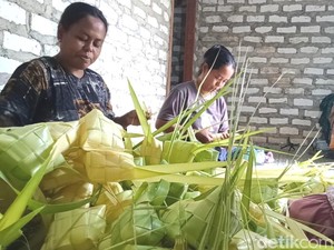 Jelang Lebaran Ketupat, Pengrajin di Pamekasan Kebanjiran Pesanan