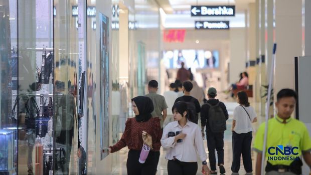 Pengunjung melihat produk yang dijual pada salah satu tenan di Pusat Perbelanjaan Kota Kasablanka, Jakarta, Kamis (26/3/2026). Pengunjung melihat produk yang dijual pada salah satu tenan di Pusat Perbelanjaan Kota Kasablanka, Jakarta, Kamis (26/3/2026). (CNBC Indonesia/Faisal Rahman)