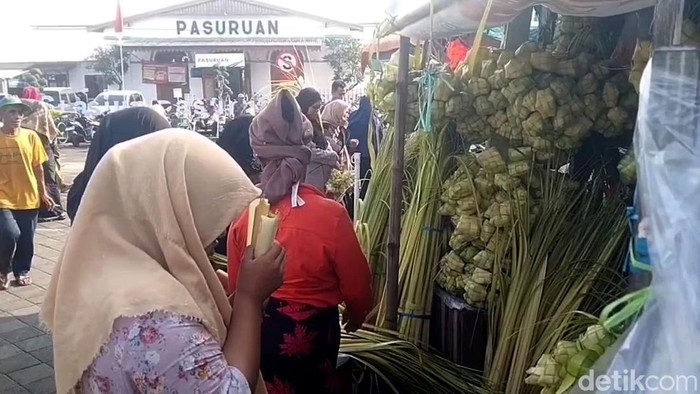 Penjual janur ketupan di Pasuruan