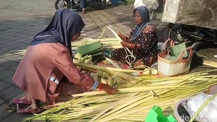 Penjual janur ketupan di Pasuruan