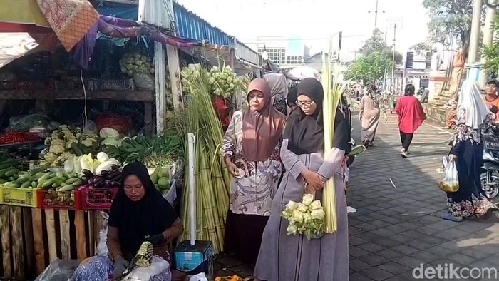 Penjual janur ketupan di Pasuruan
