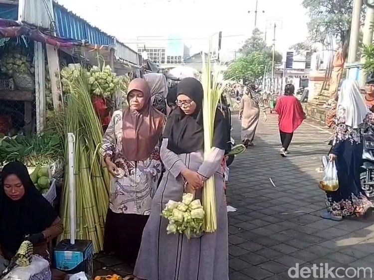 Warga Pasuruan Mulai Berburu Janur untuk Lebaran Ketupat