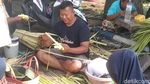 Warga Pasuruan Mulai Berburu Janur untuk Lebaran Ketupat