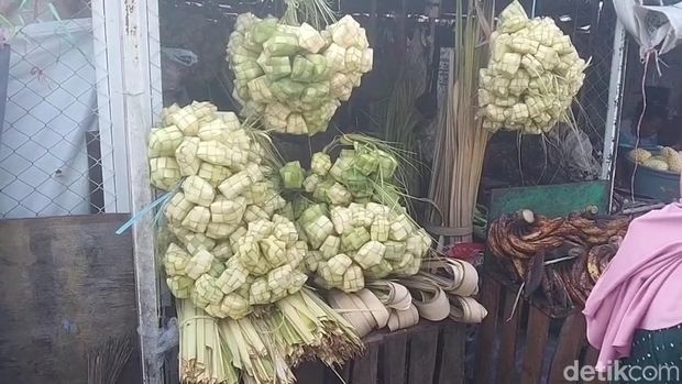 Penjual janur ketupat di Pasuruan