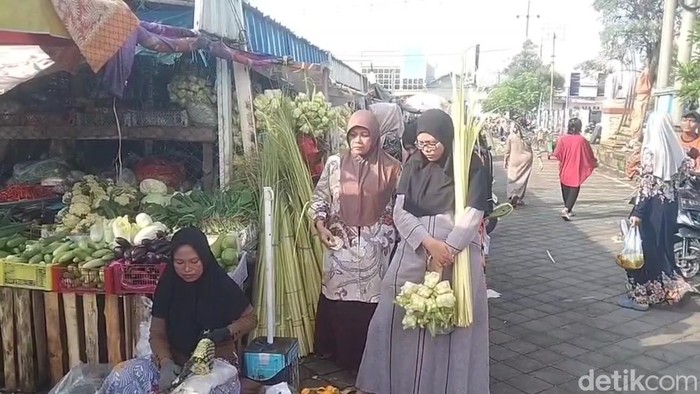 Penjual janur ketupat di Pasuruan