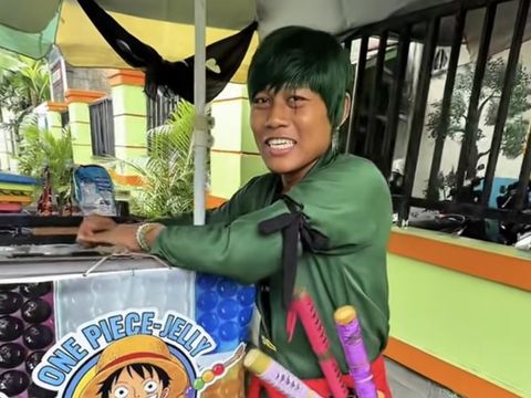 Nyentrik! Penjual Jelly Cosplay jadi Karakter One Piece